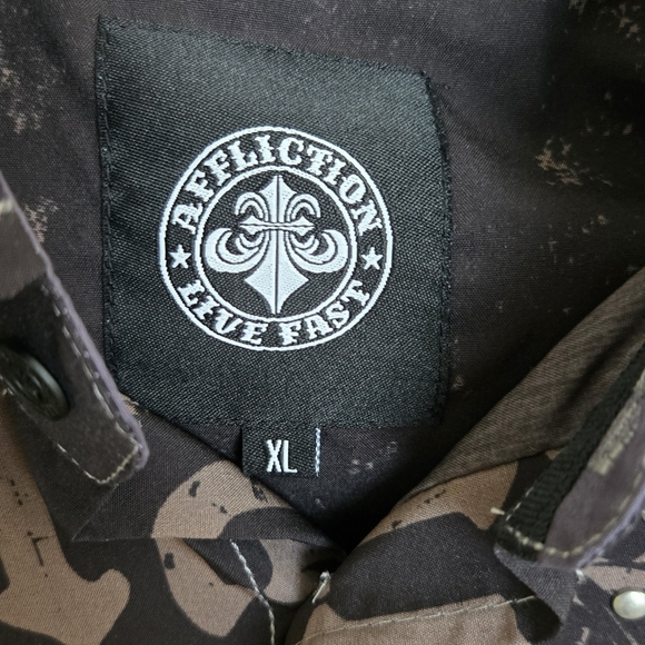 Affliction Lightweight Button Down Shirt - Picture 4 of 5